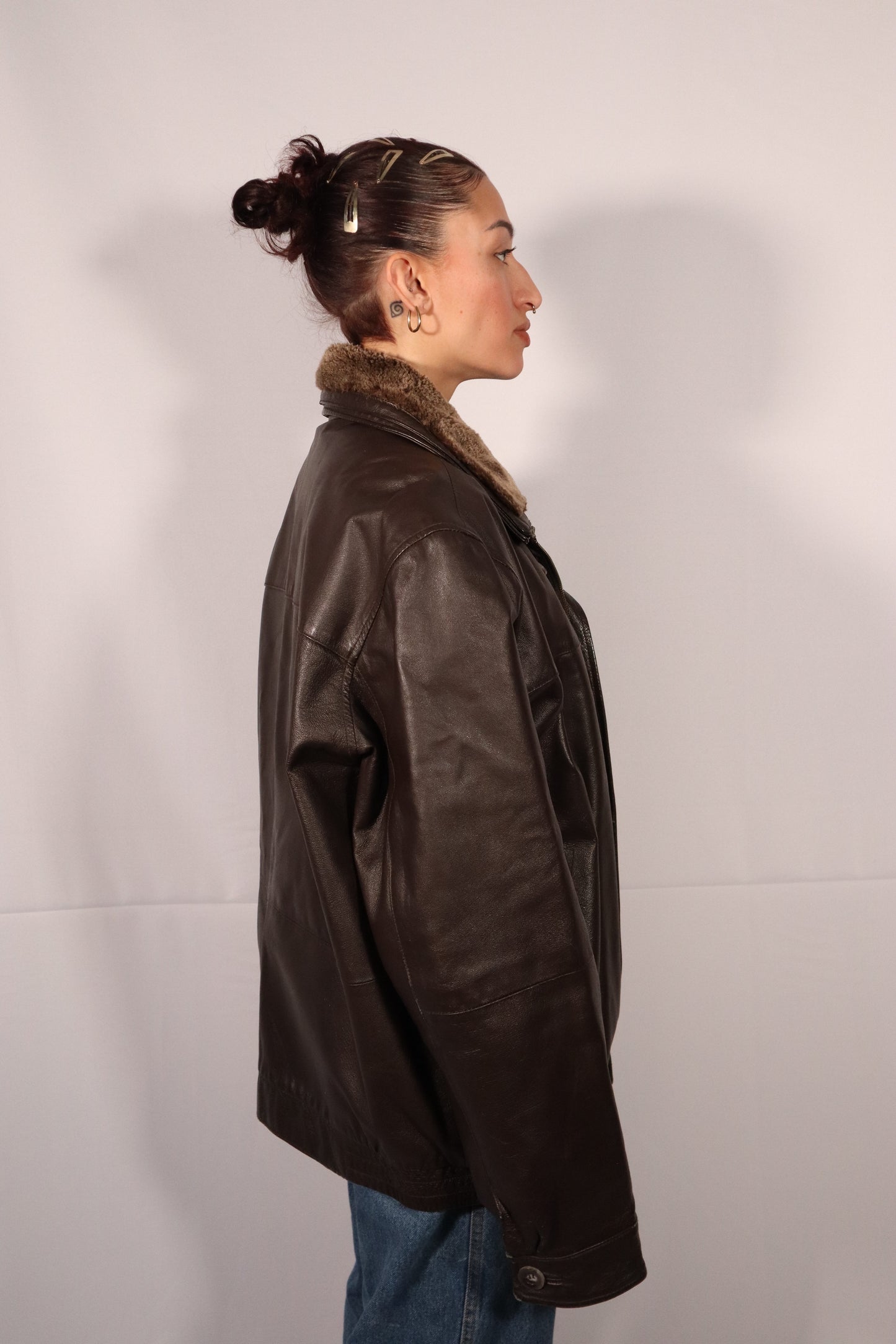 MANTEAU DE CUIR BRUN AVEC COLLET DE FOURRURE