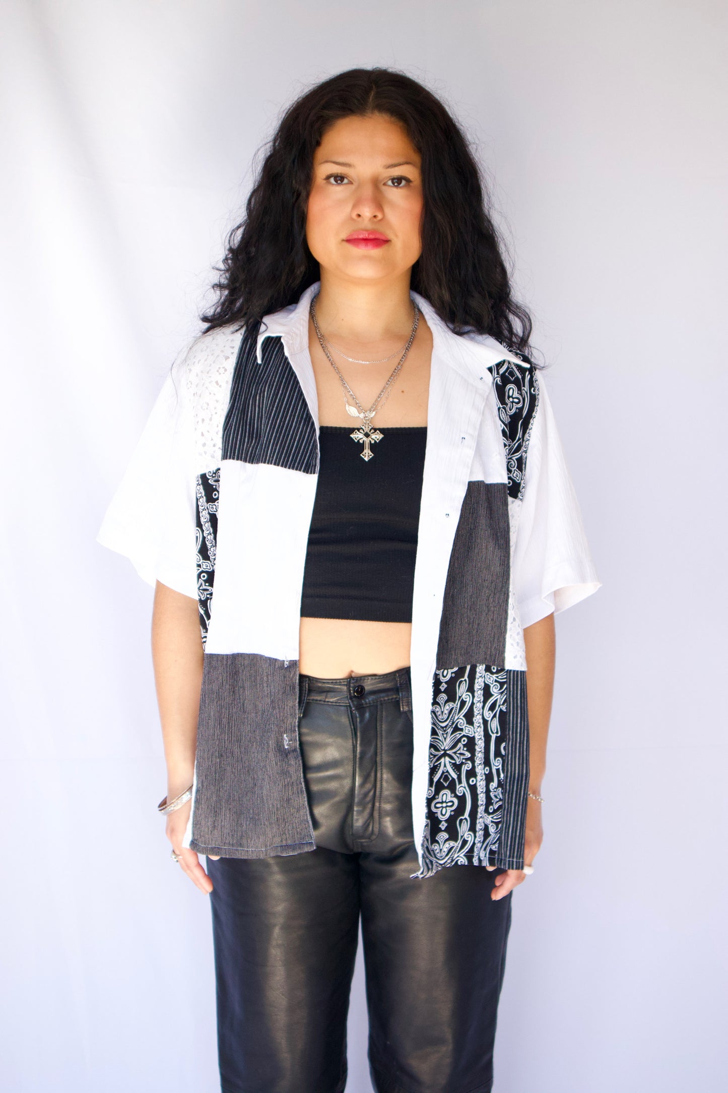 CHEMISE À MANCHES COURTES ET PATCHWORK BLANC ET NOIR