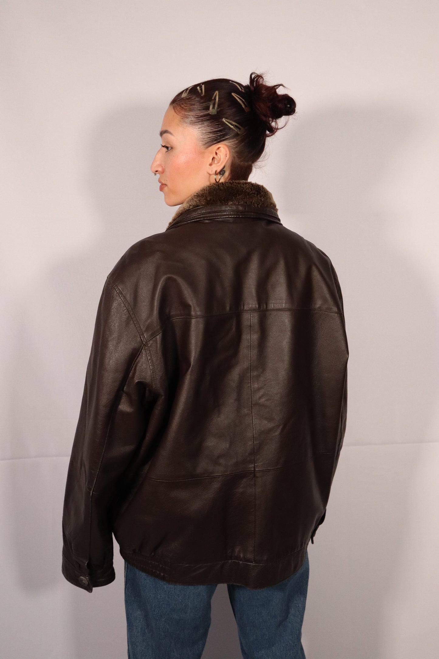 MANTEAU DE CUIR BRUN AVEC COLLET DE FOURRURE