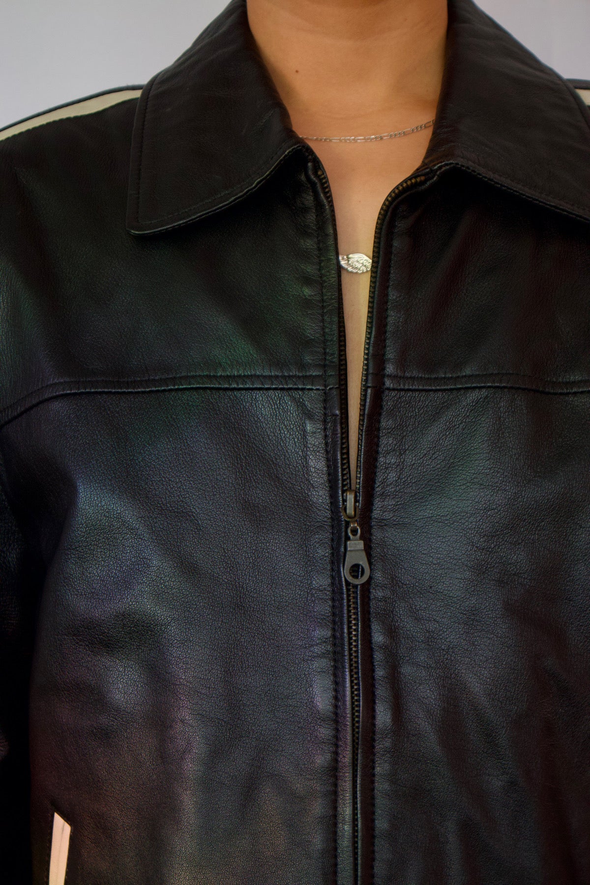 VESTE EN CUIR NOIR LIGNE BLANCHE