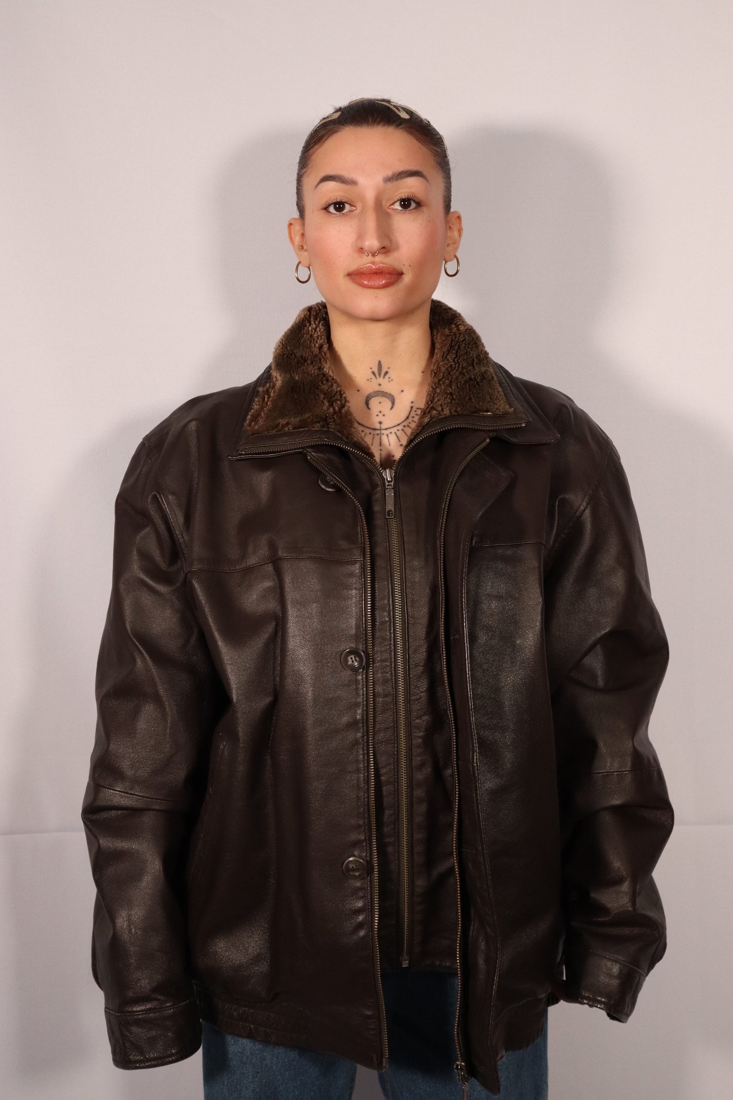 MANTEAU DE CUIR BRUN AVEC COLLET DE FOURRURE
