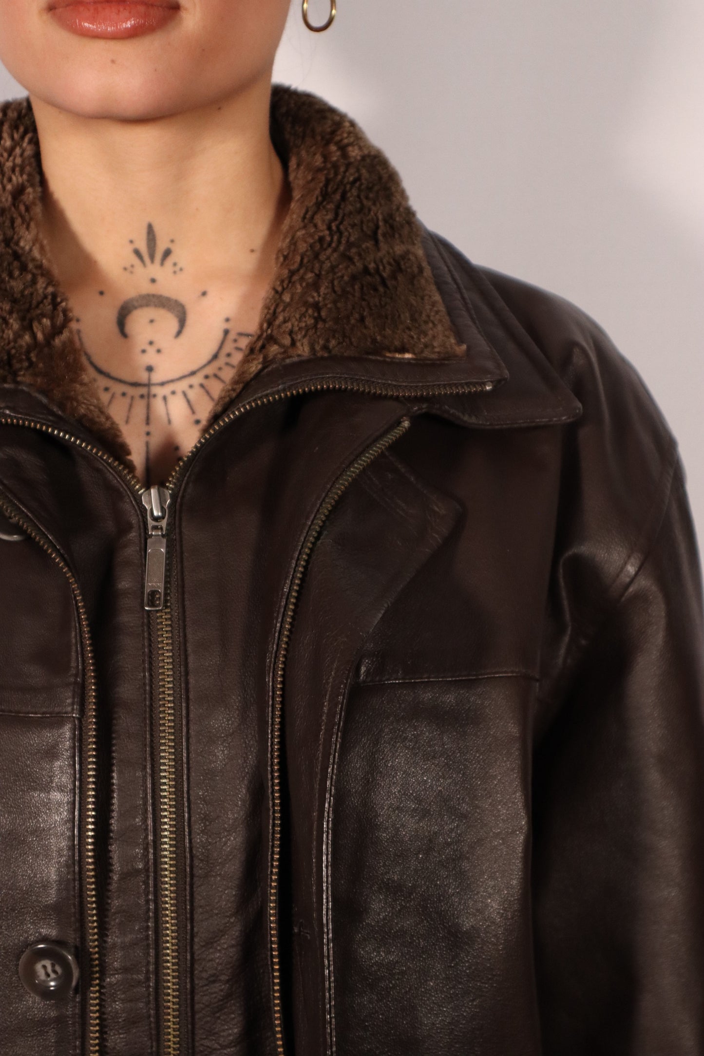 MANTEAU DE CUIR BRUN AVEC COLLET DE FOURRURE