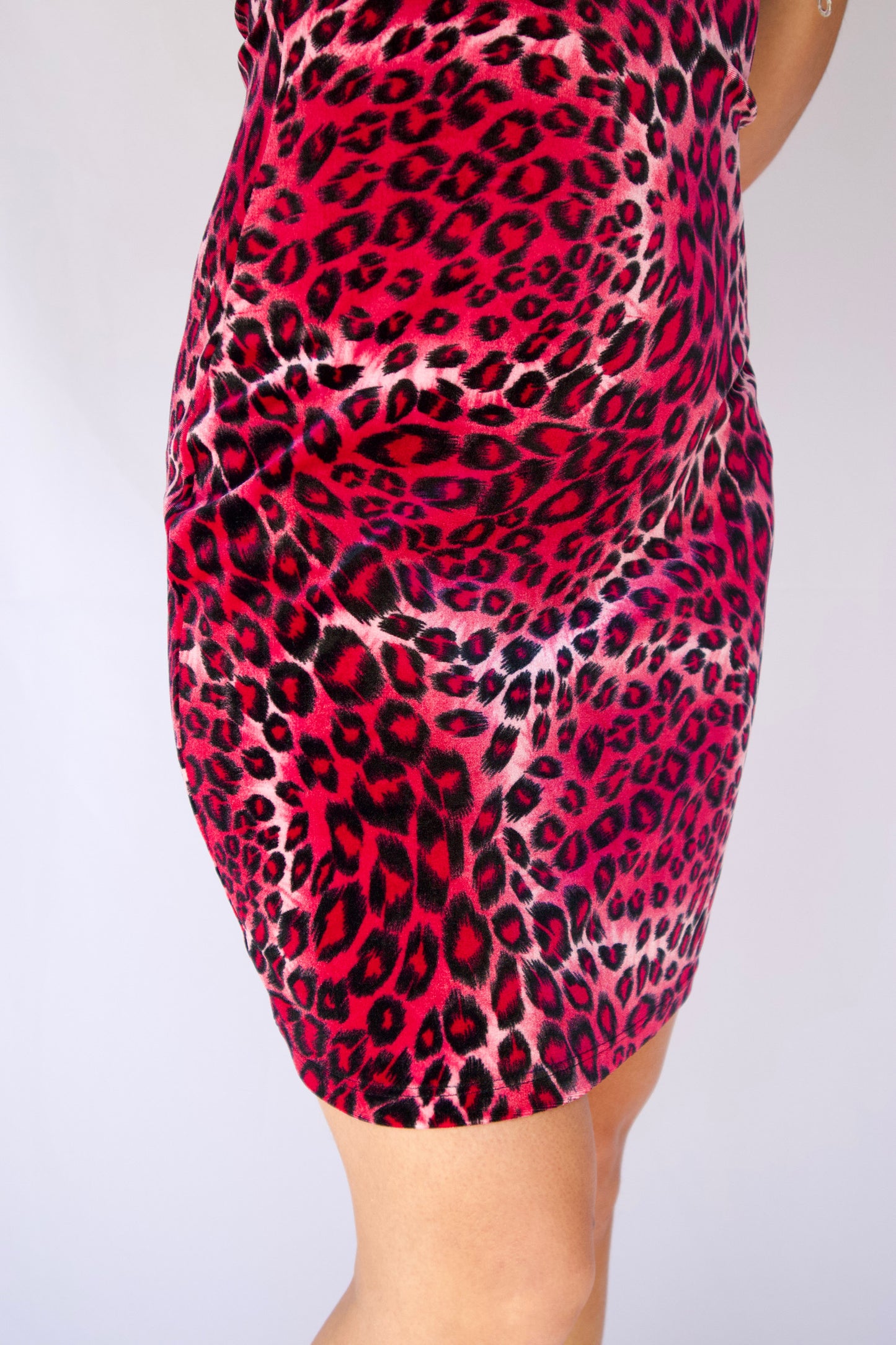ROBE TUBE EN VELOURS LÉOPARD ROSE