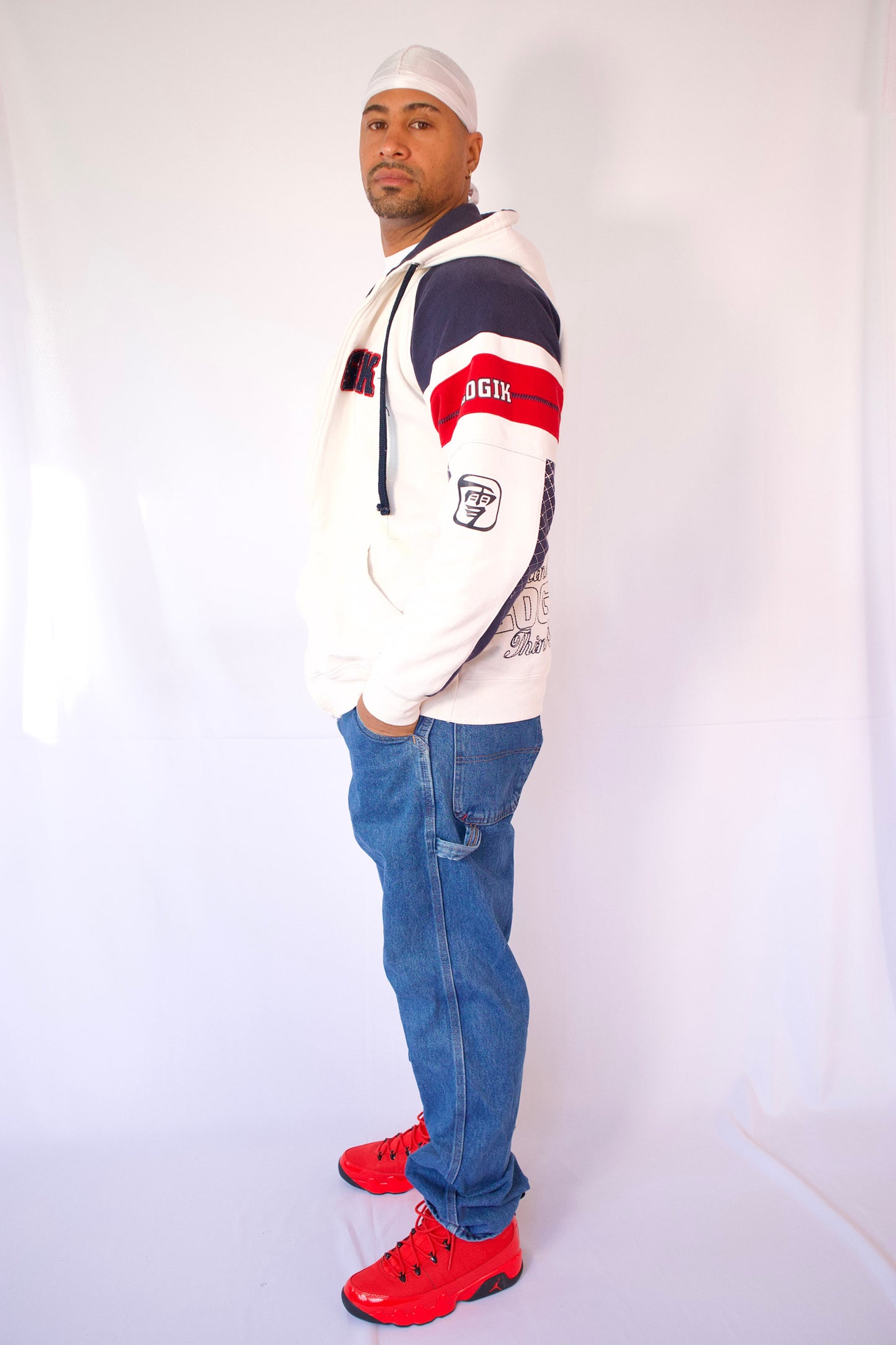 VESTE À CAPUCHON BLANC BLEU MARIN ET ROUGE