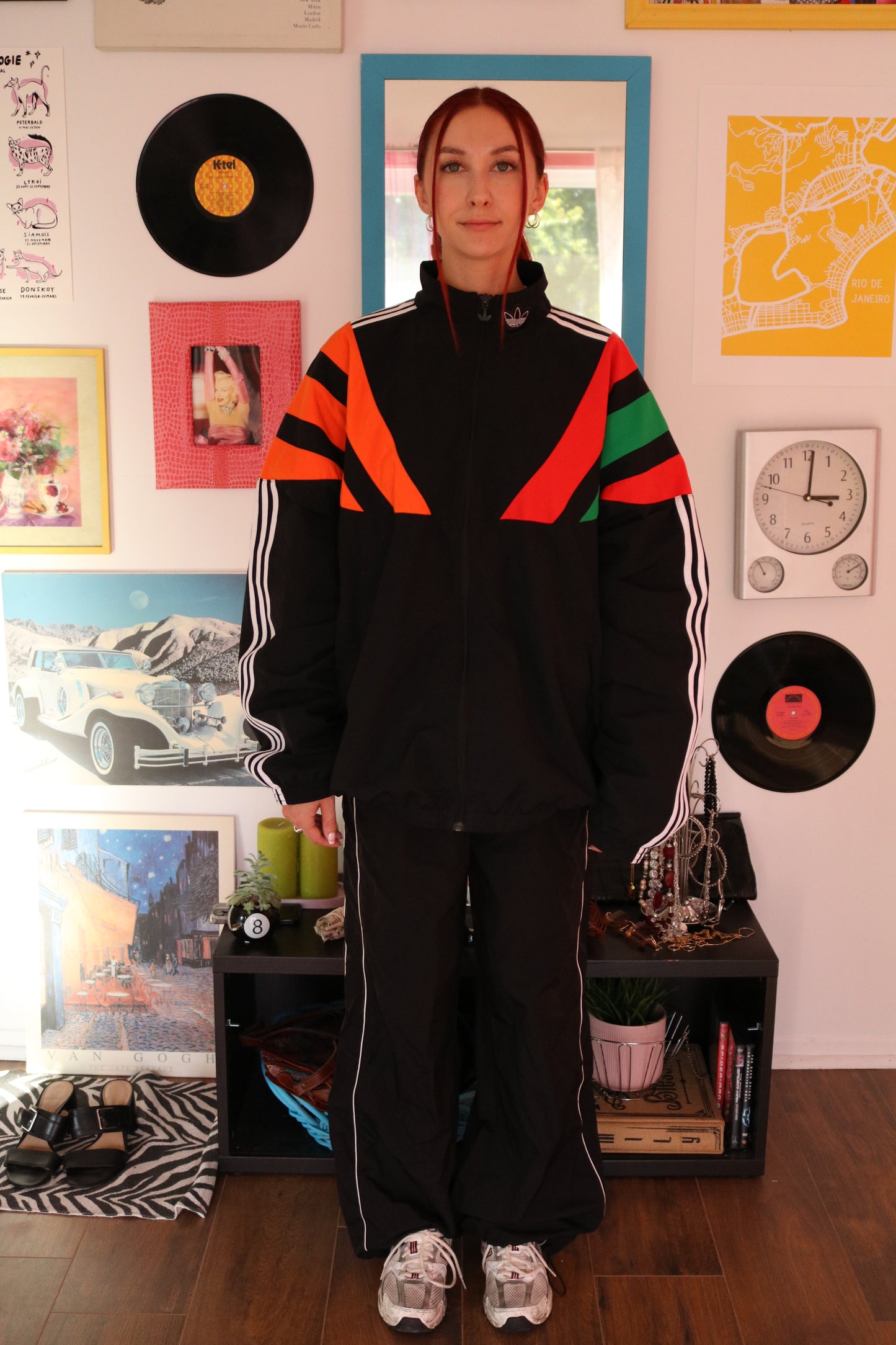 VESTE DE SPORT NOIR ROUGE ORANGE ET VERT