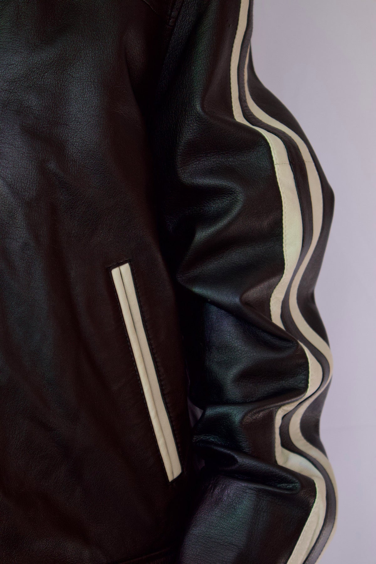 VESTE EN CUIR NOIR LIGNE BLANCHE