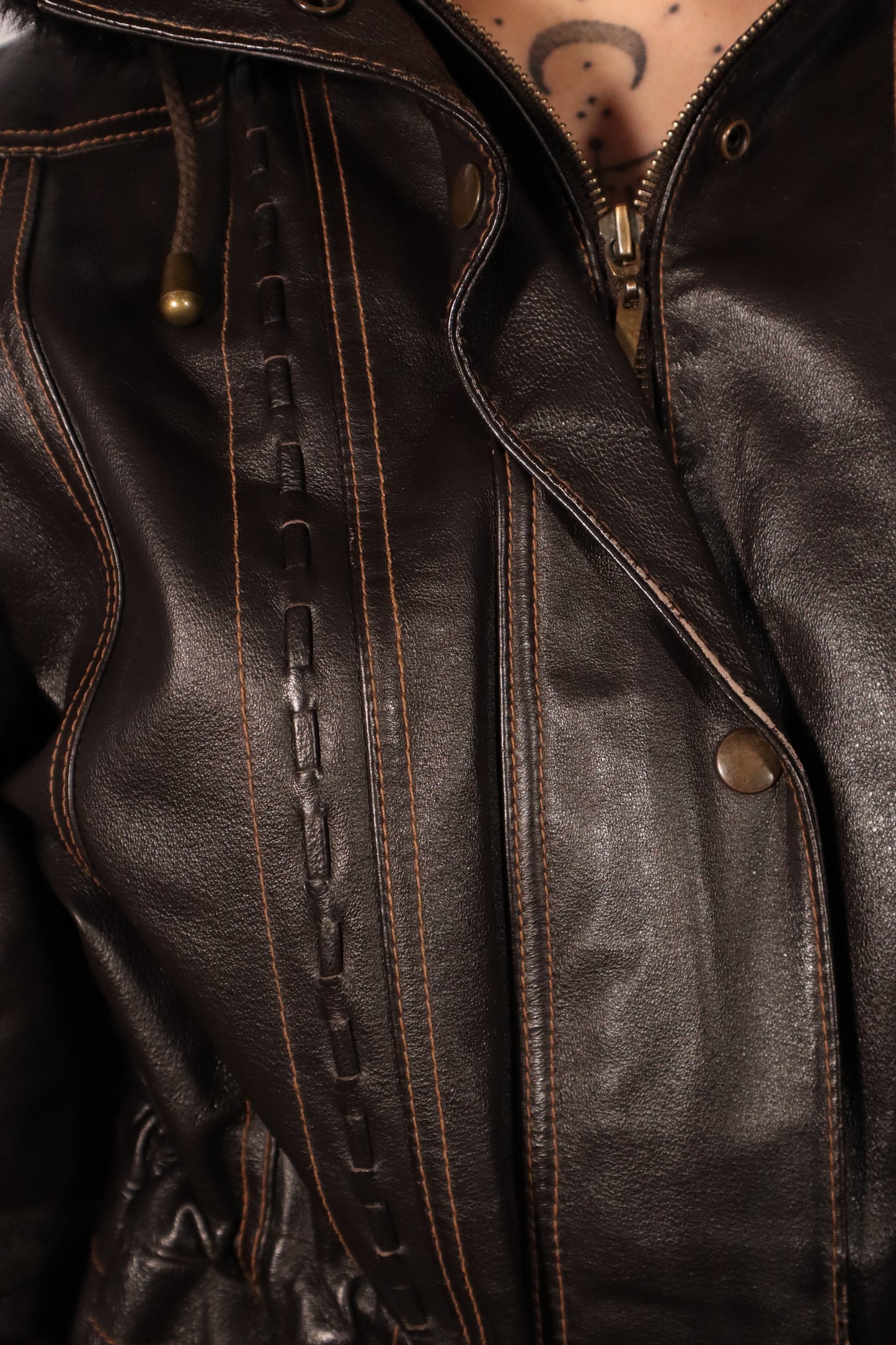 MANTEAU CUIR ET CAPUCHON