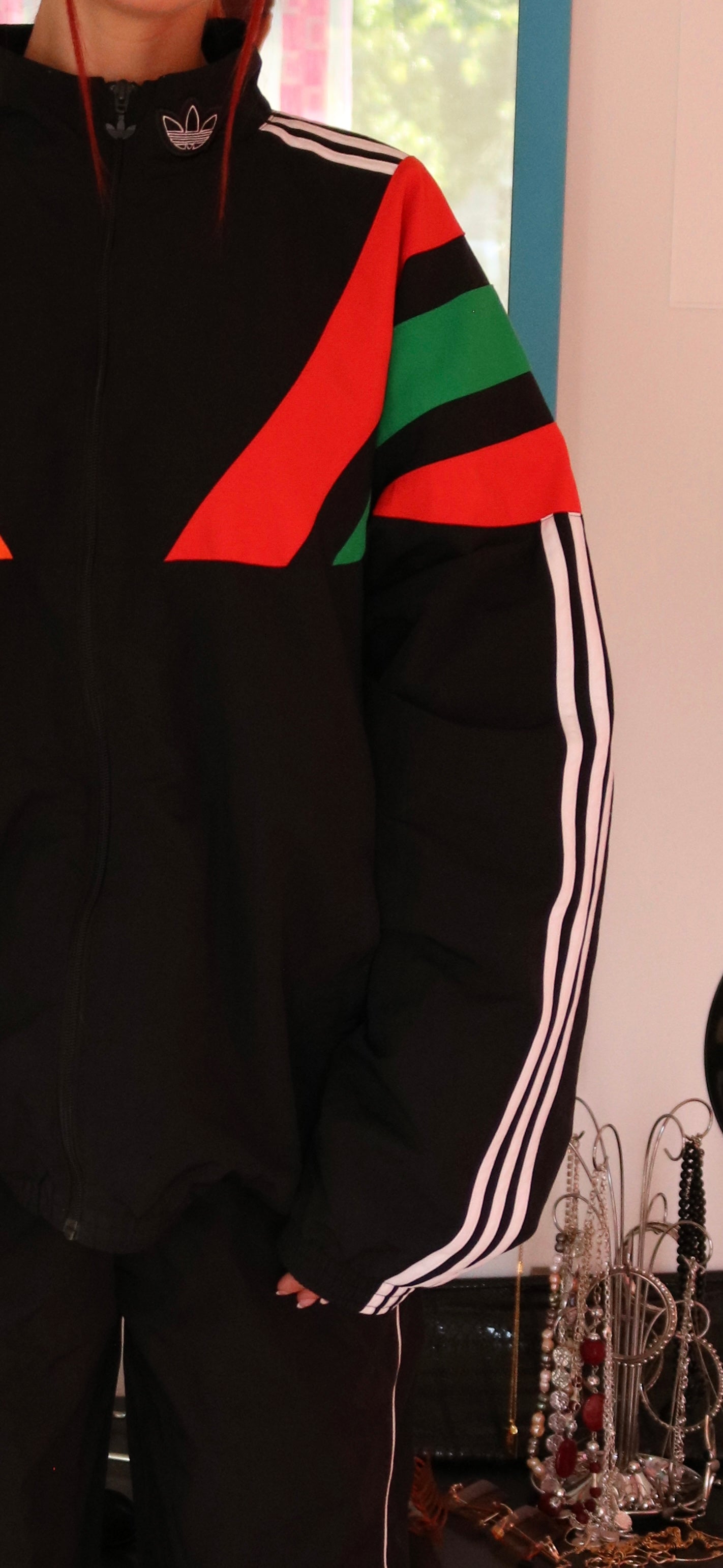 VESTE DE SPORT NOIR ROUGE ORANGE ET VERT