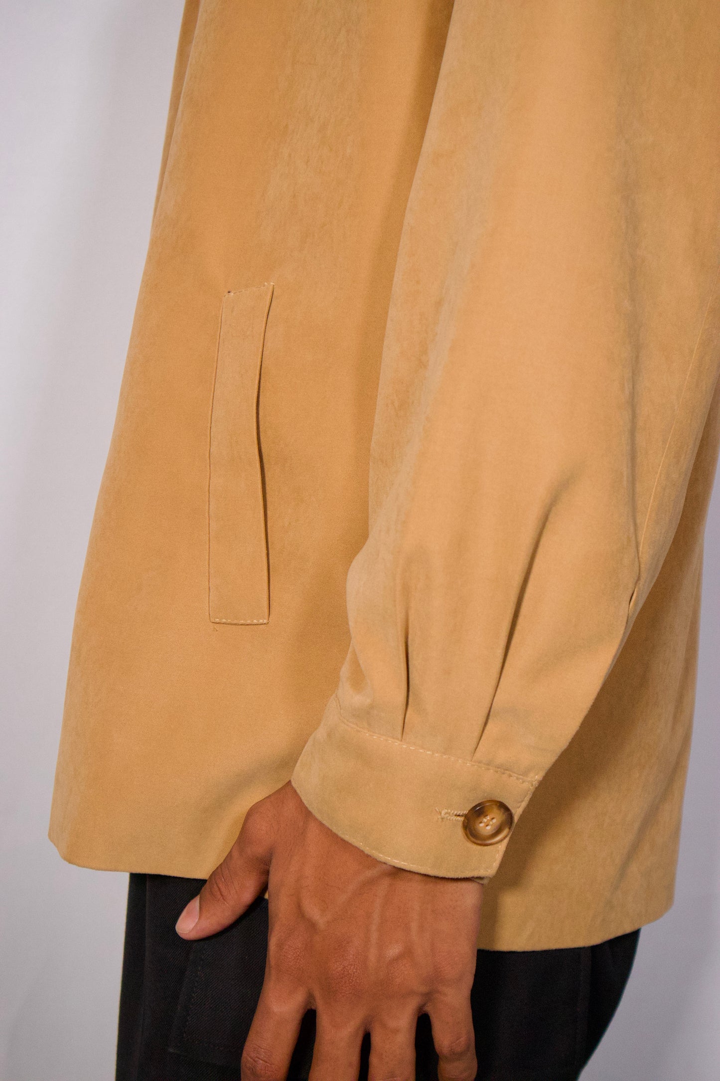 Détail manche manteau beige finition propre