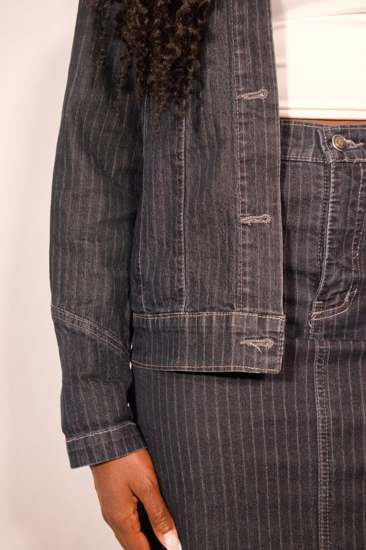Détail tissu denim bleu légèrement délavé