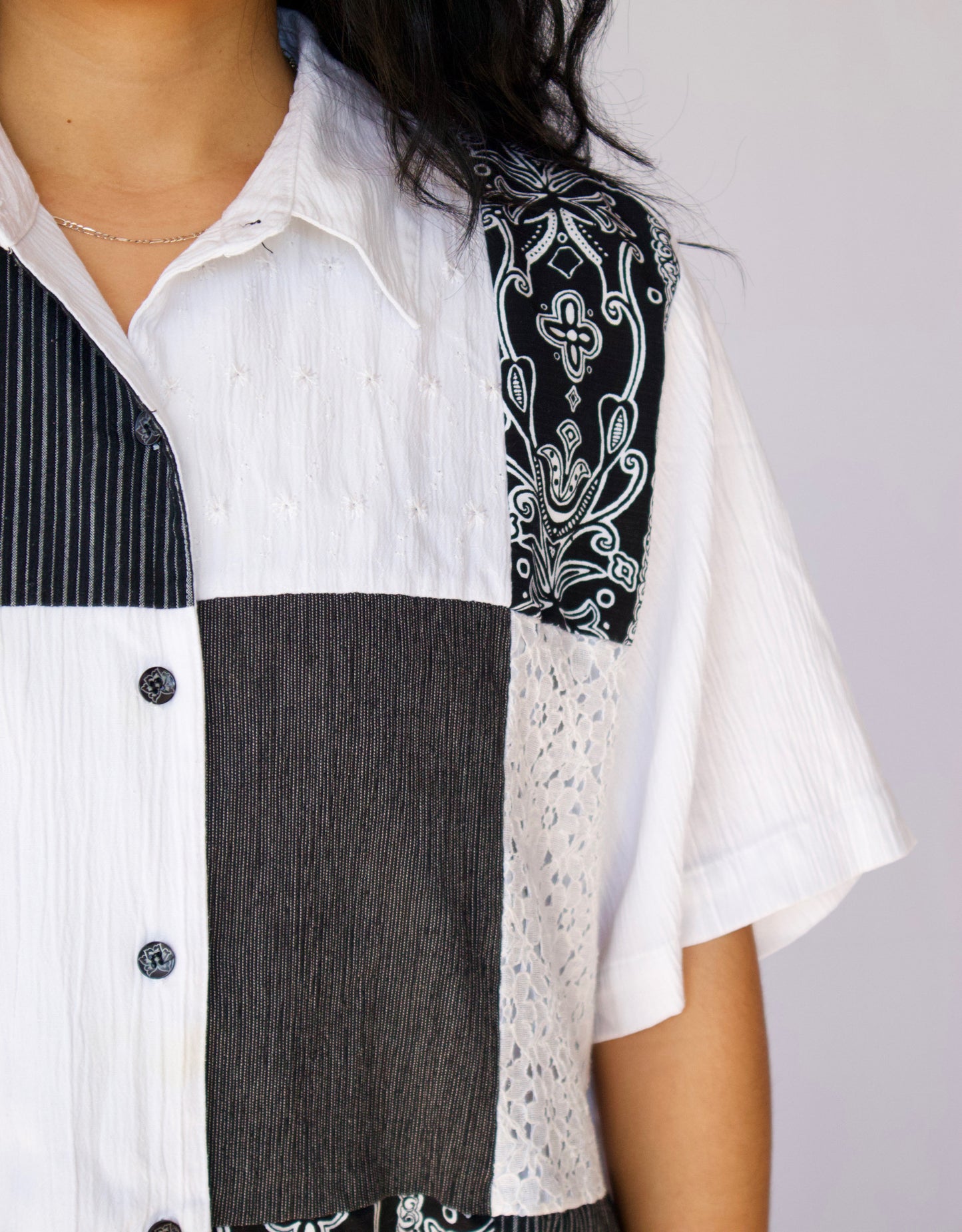 CHEMISE À MANCHES COURTES ET PATCHWORK BLANC ET NOIR