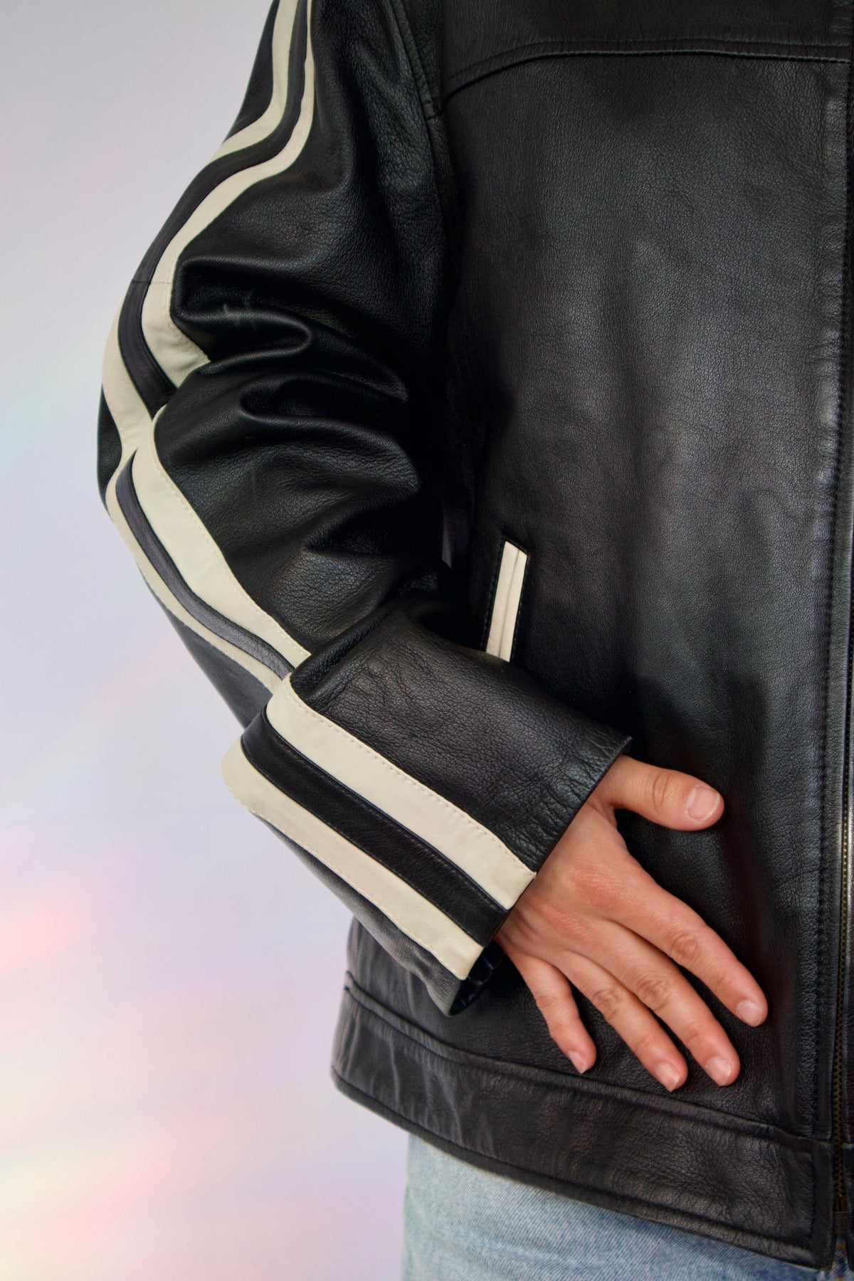 VESTE EN CUIR NOIR LIGNE BLANCHE
