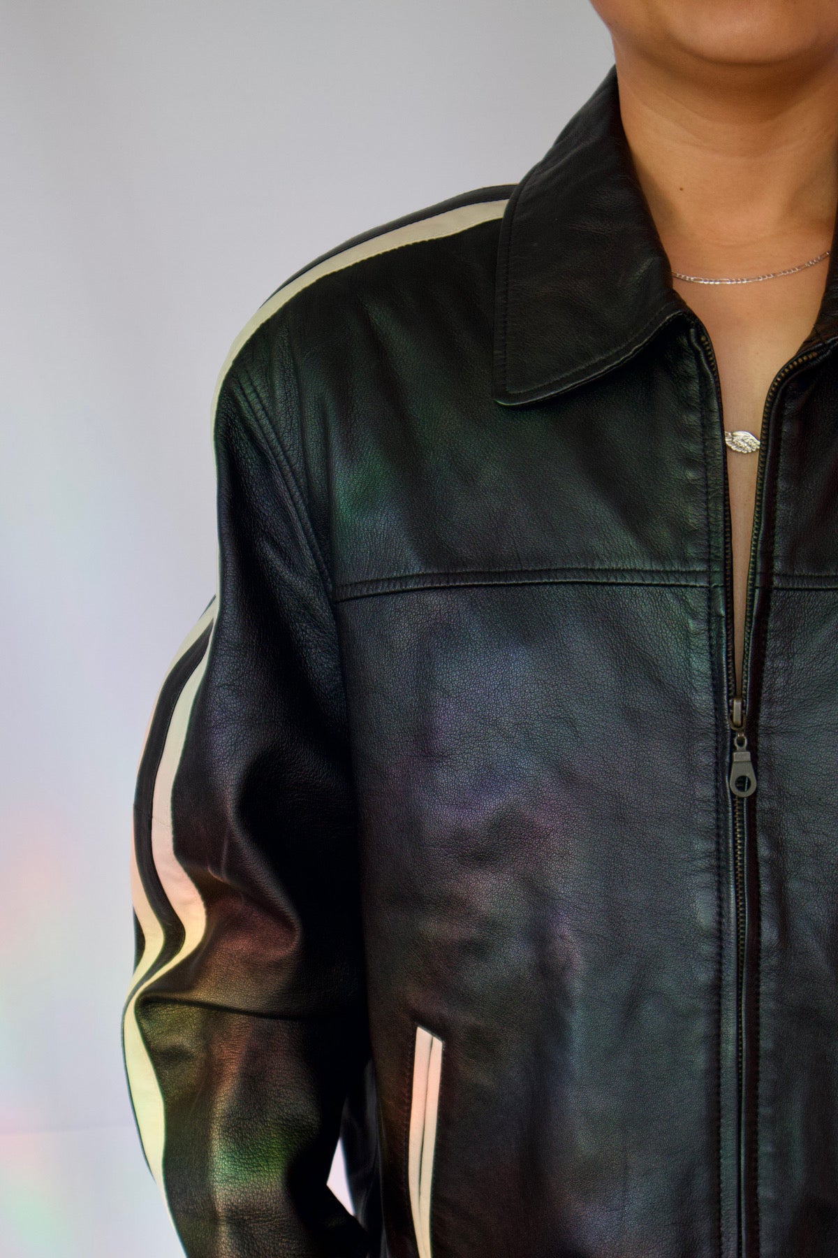 VESTE EN CUIR NOIR LIGNE BLANCHE