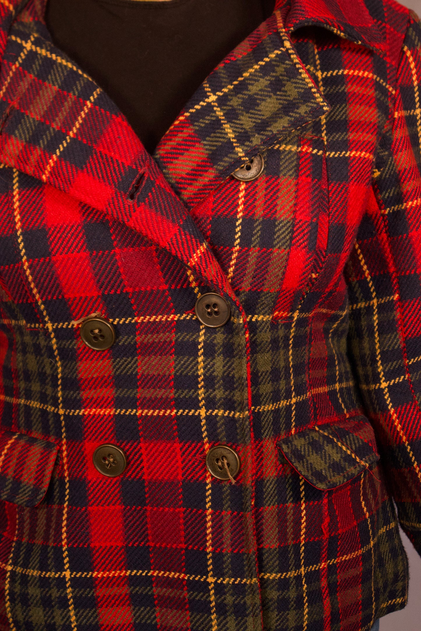 détail manteau carreaux rouge vert vintage