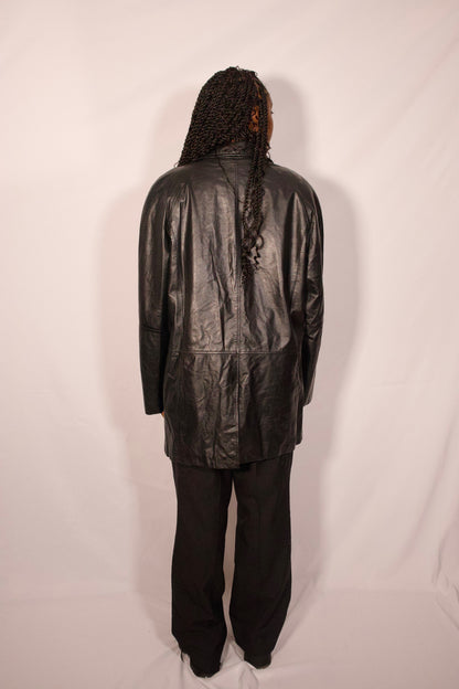 MANTEAU EN CUIR NOIR COUPE DROITE