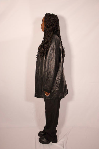 MANTEAU EN CUIR NOIR COUPE DROITE