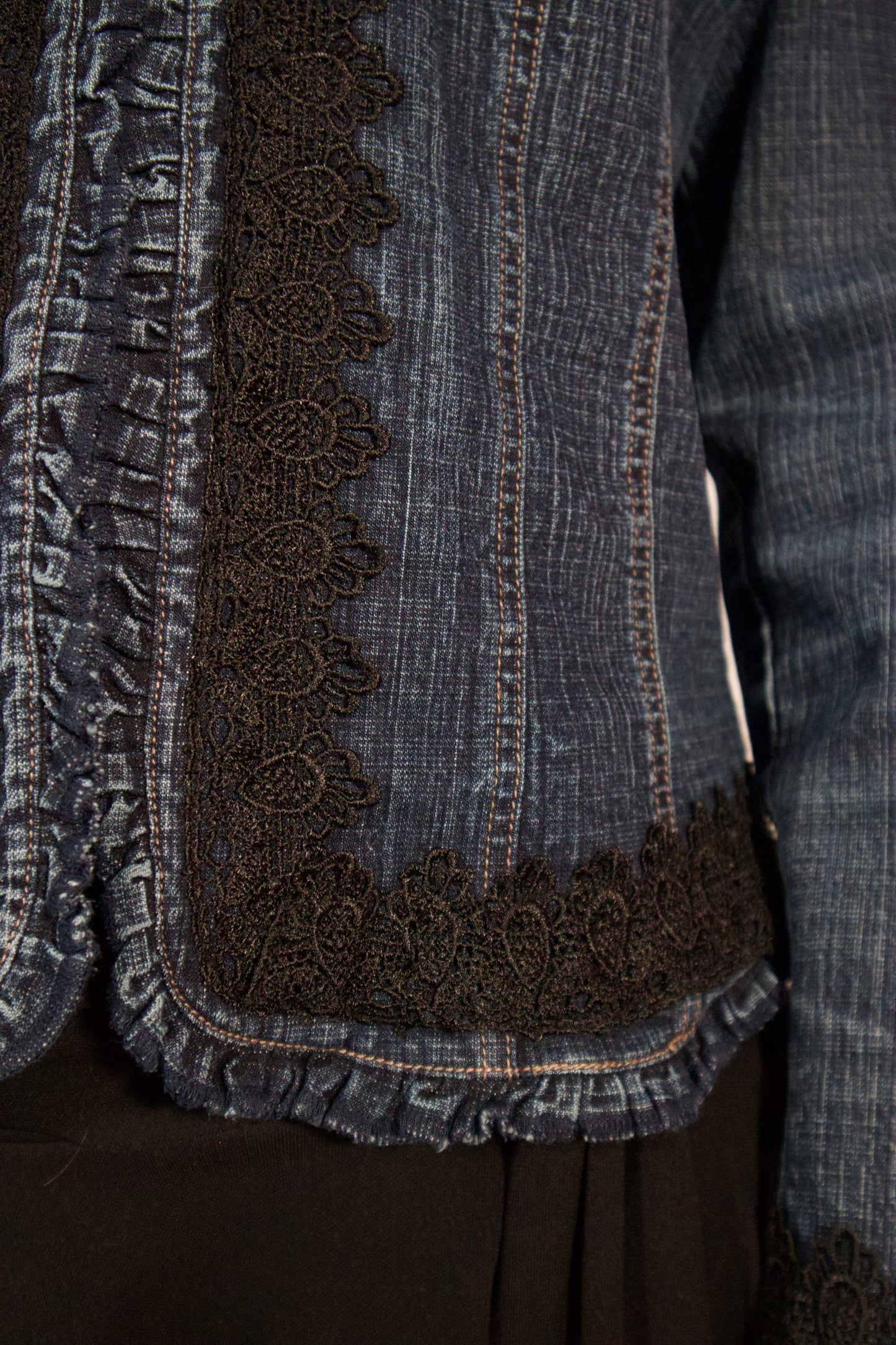 VESTE EN DENIM AVEC DÉTAILS EN DENTELLE