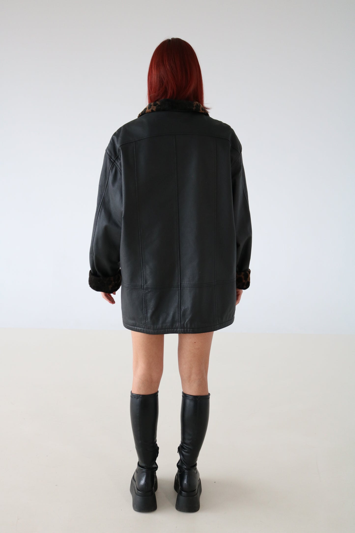 MANTEAU DE CUIR AVEC COLLET LÉOPARD