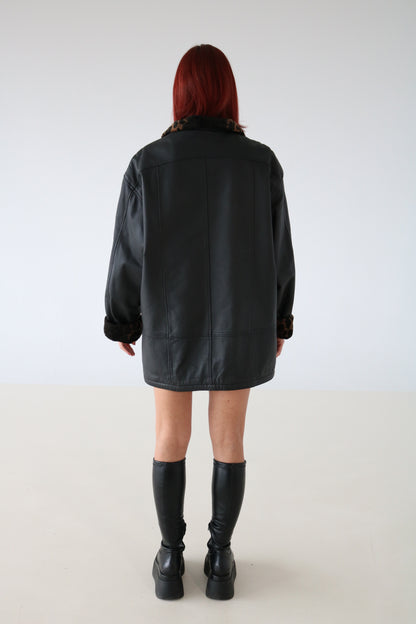 MANTEAU DE CUIR AVEC COLLET LÉOPARD