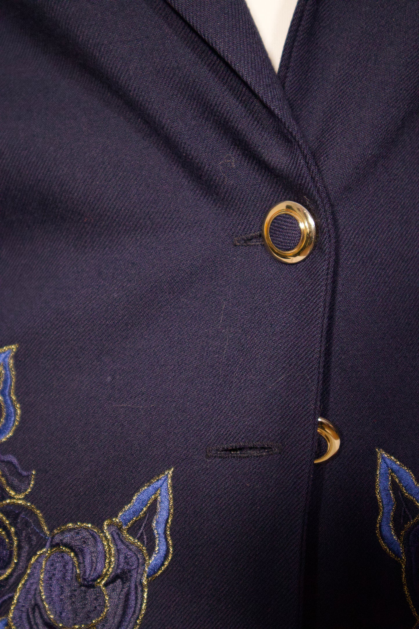 VESTON BLEU MARIN ET DÉTAILS OR