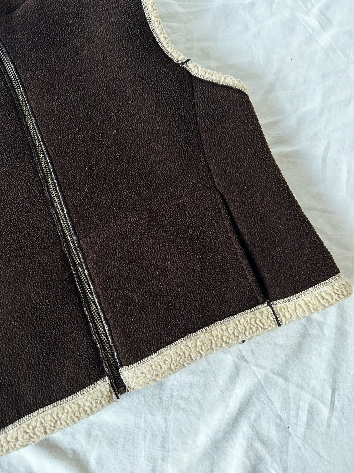 VESTE SANS MANCHES BRUNE ET BEIGE