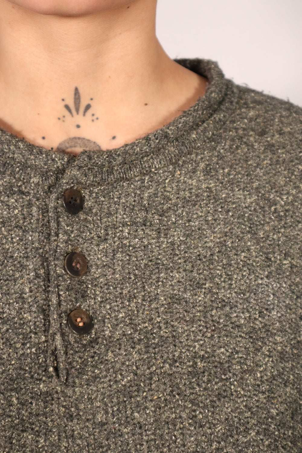 CHANDAIL EN TRICOT GRIS