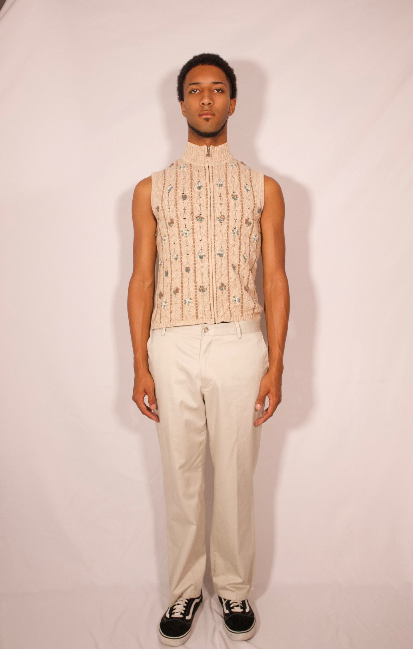 VESTE SANS MANCHES AVEC FLEURS BRODÉS