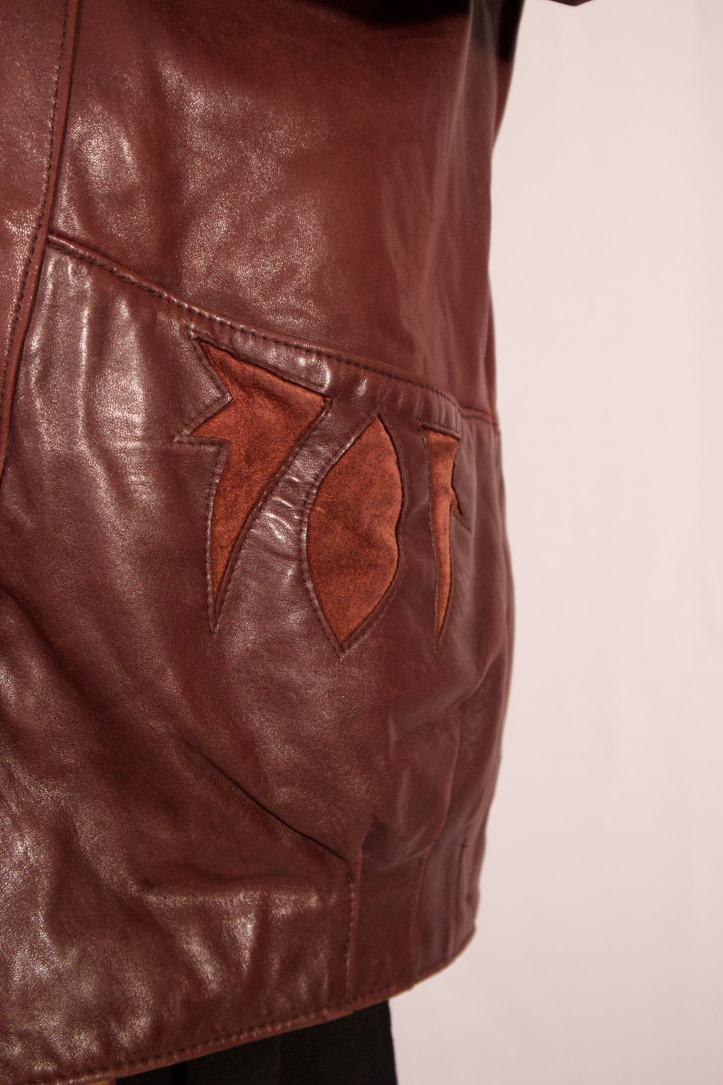 MANTEAU EN CUIR BRUN DÉTAILS EN SUÈDE