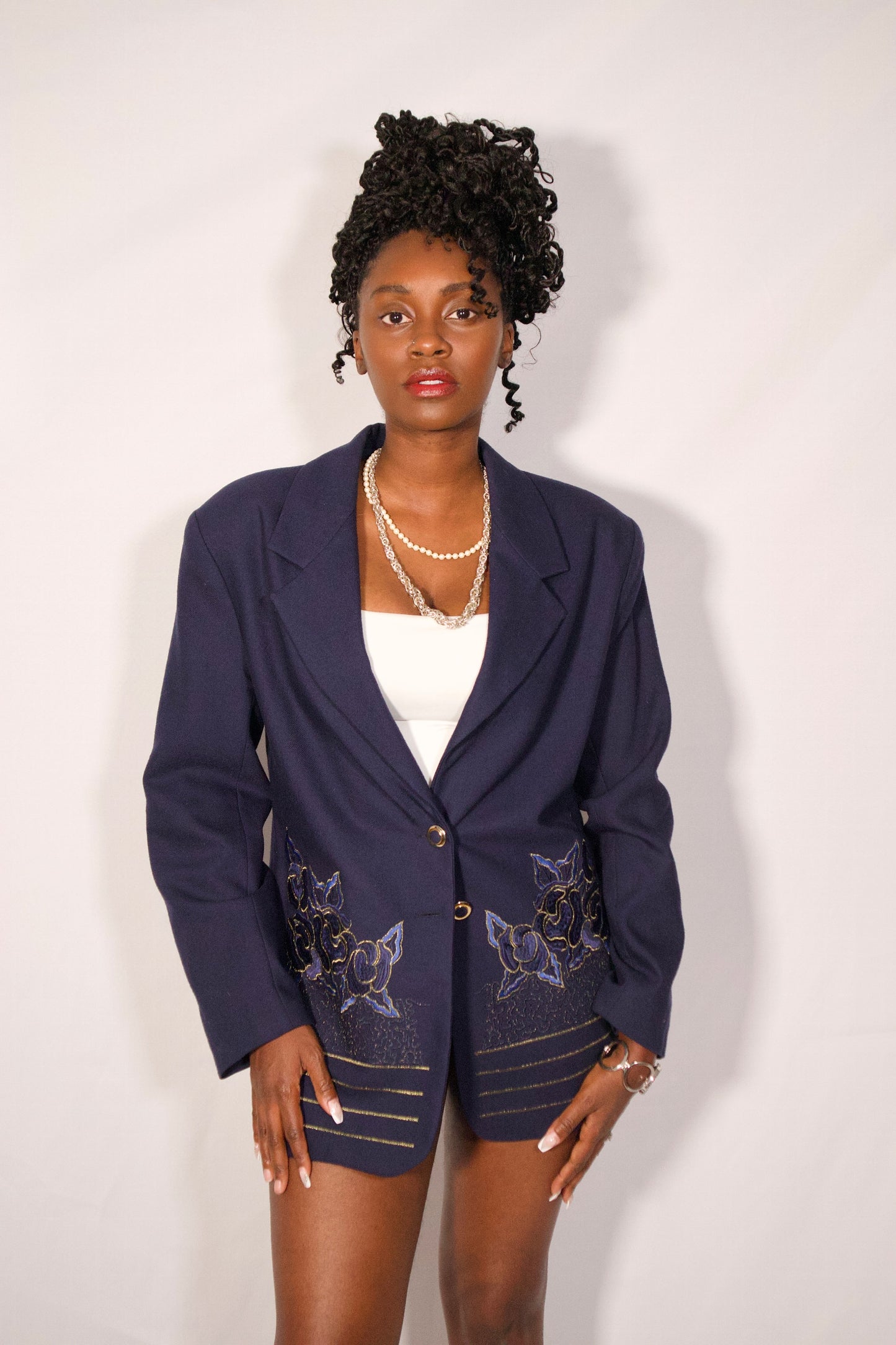 VESTON BLEU MARIN ET DÉTAILS OR