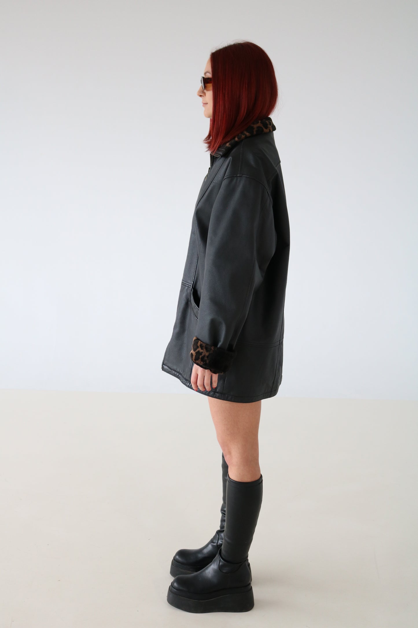 MANTEAU DE CUIR AVEC COLLET LÉOPARD