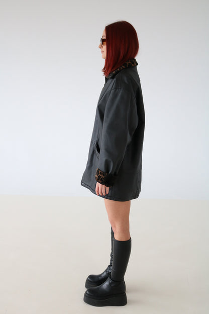 MANTEAU DE CUIR AVEC COLLET LÉOPARD
