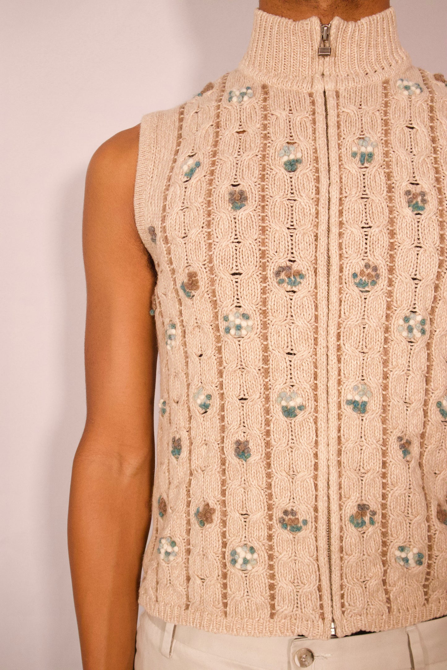 VESTE SANS MANCHES AVEC FLEURS BRODÉS