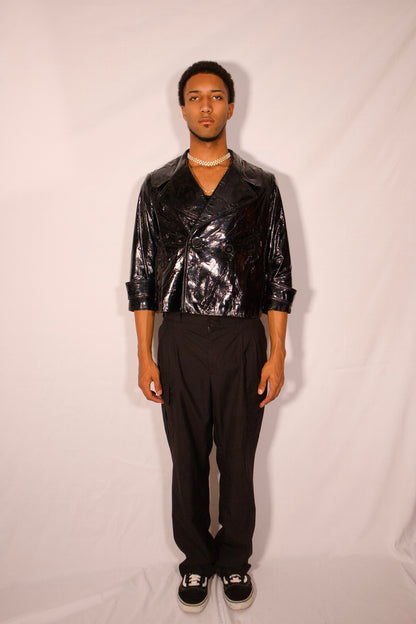 MANTEAU NOIR COURT ET TEXTURÉ