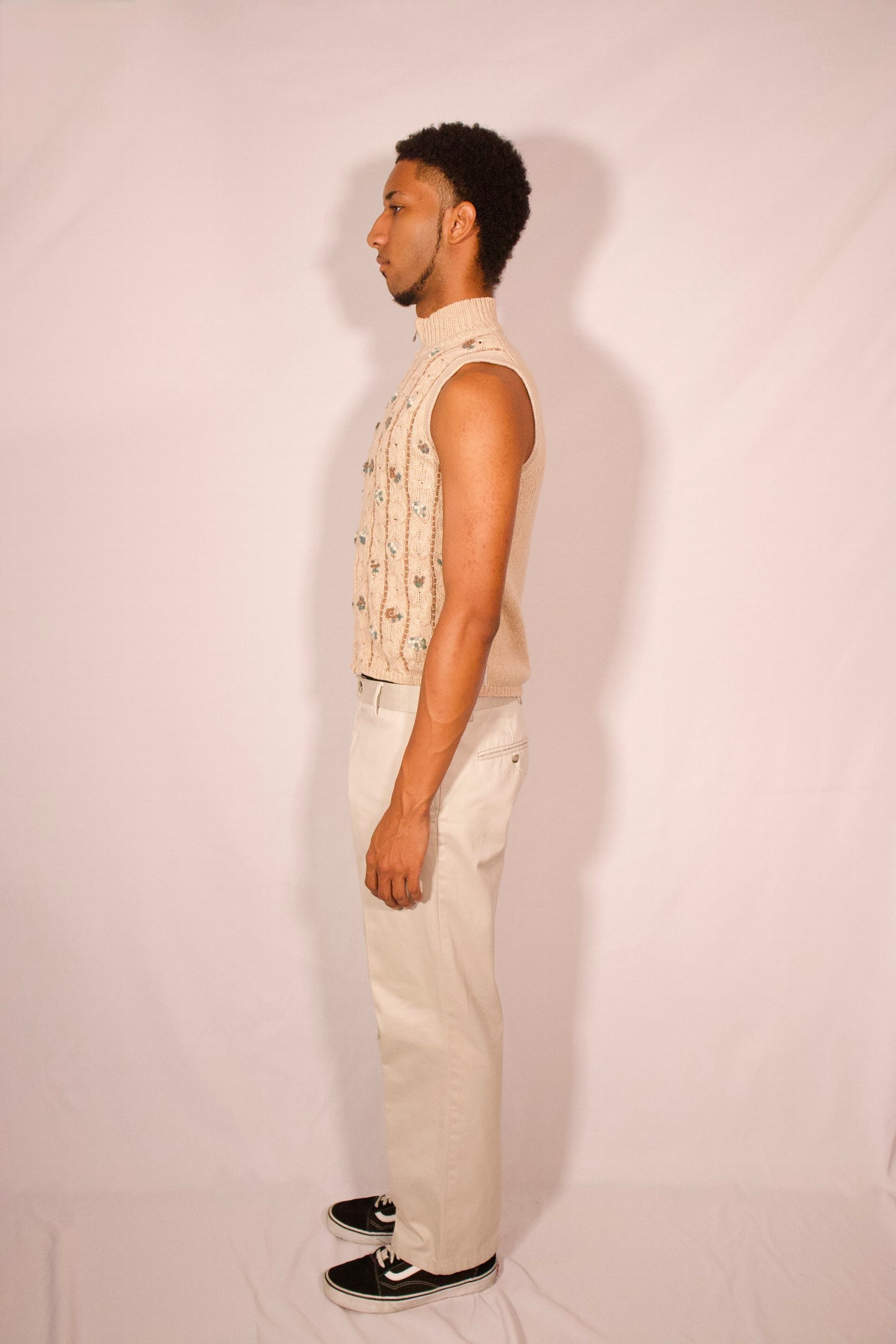 VESTE SANS MANCHES AVEC FLEURS BRODÉS