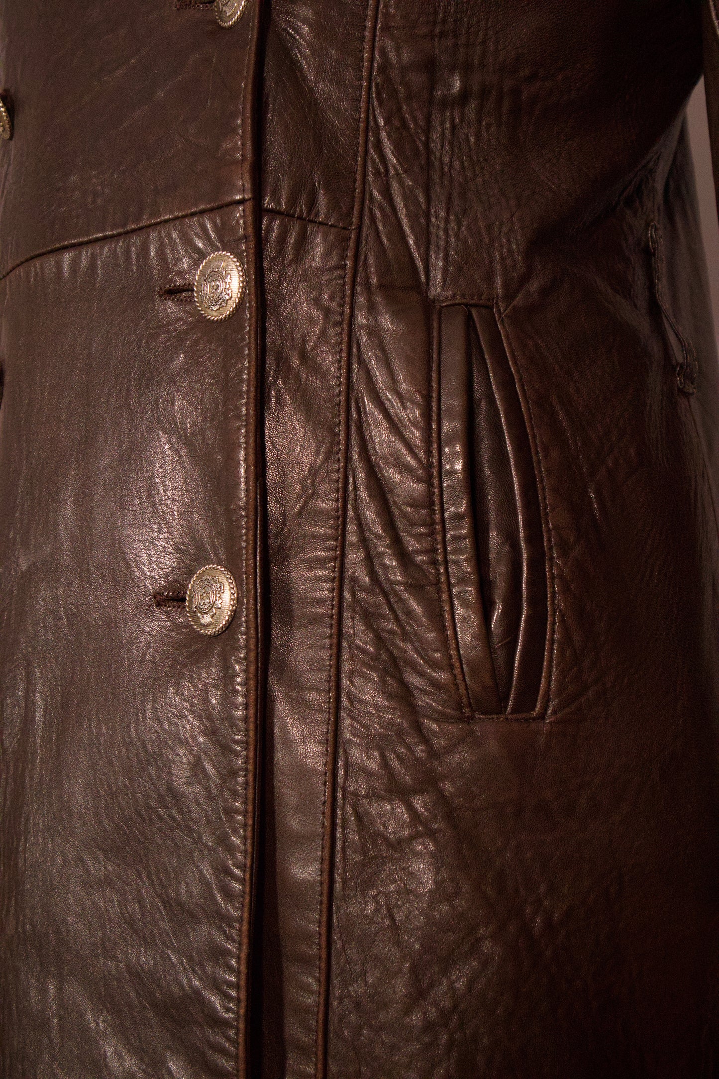 MANTEAU DE CUIR DE STYLE INSPECTEUR