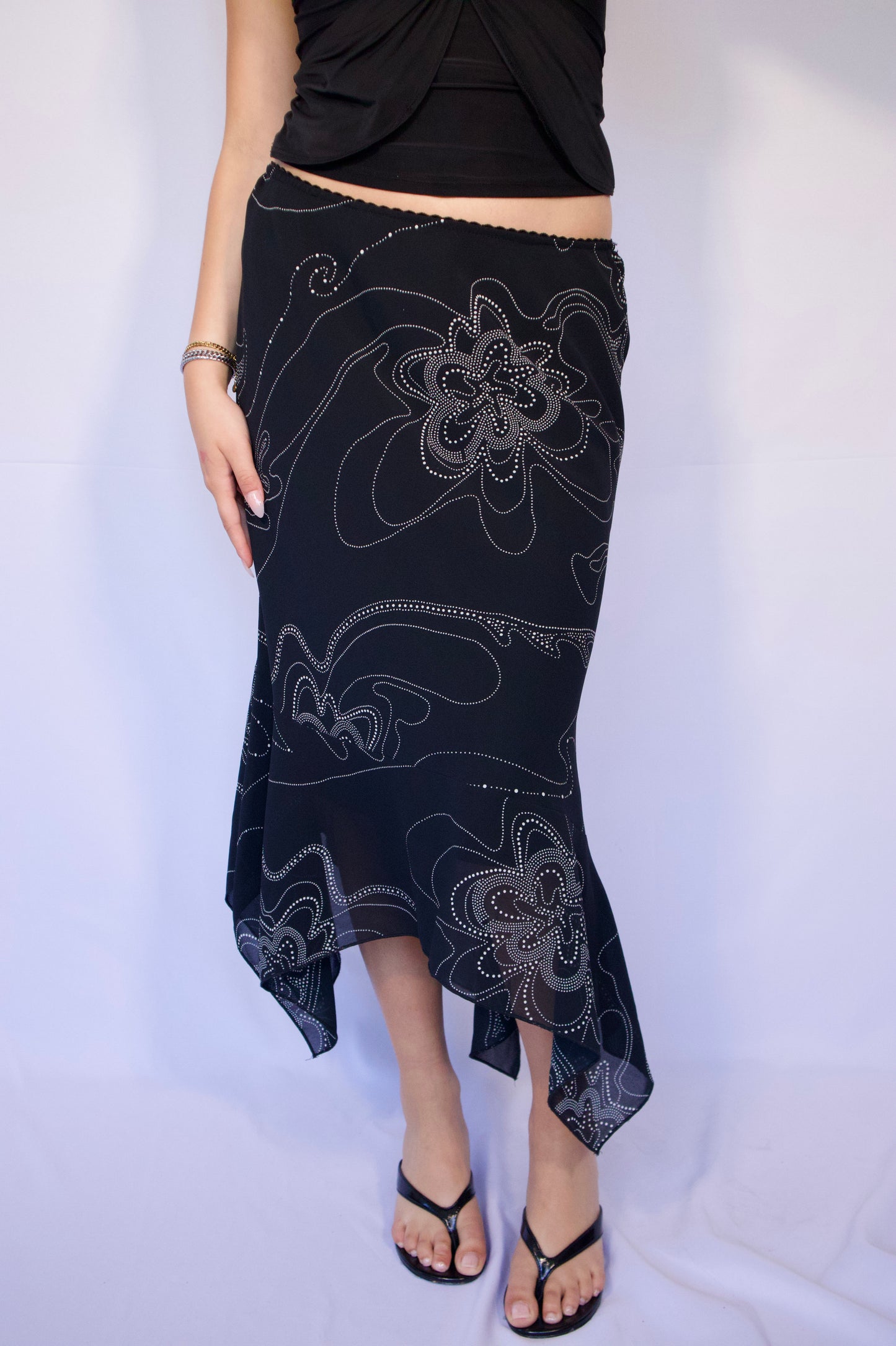 JUPE LONGUE NOIR A MOTIFS DE FLEURS BLANC