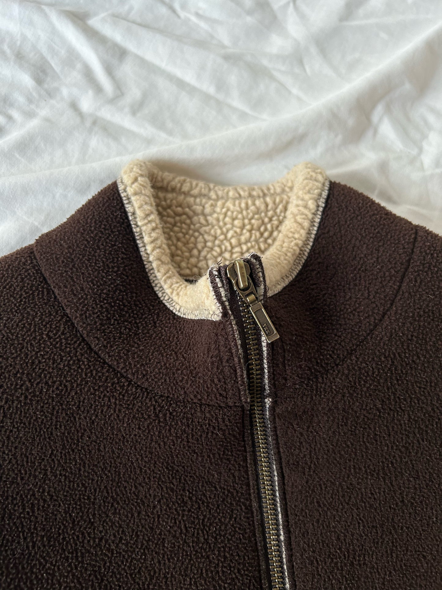 VESTE SANS MANCHES BRUNE ET BEIGE