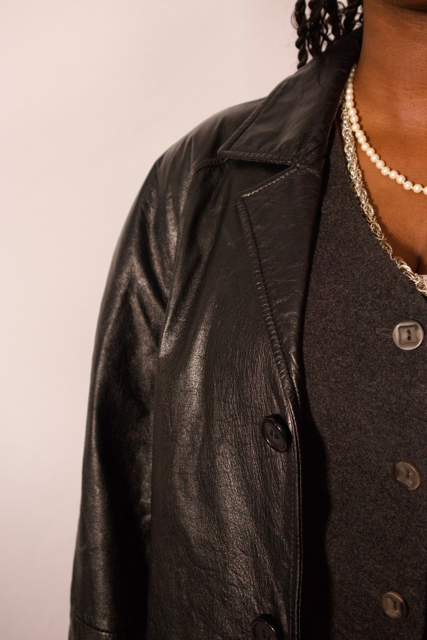 MANTEAU EN CUIR NOIR COUPE DROITE