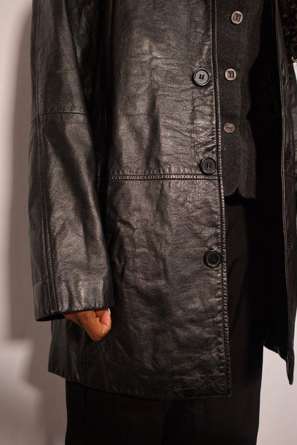 MANTEAU EN CUIR NOIR COUPE DROITE