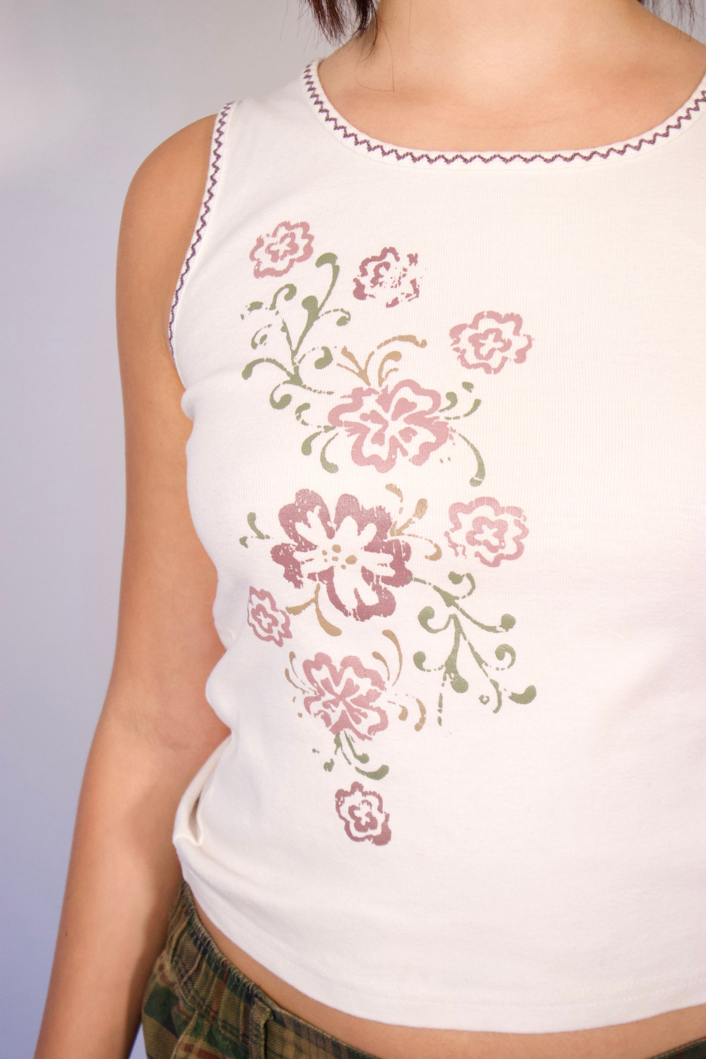 DÉBARDEUR BLANC AVEC MOTIFS DE FLEUR