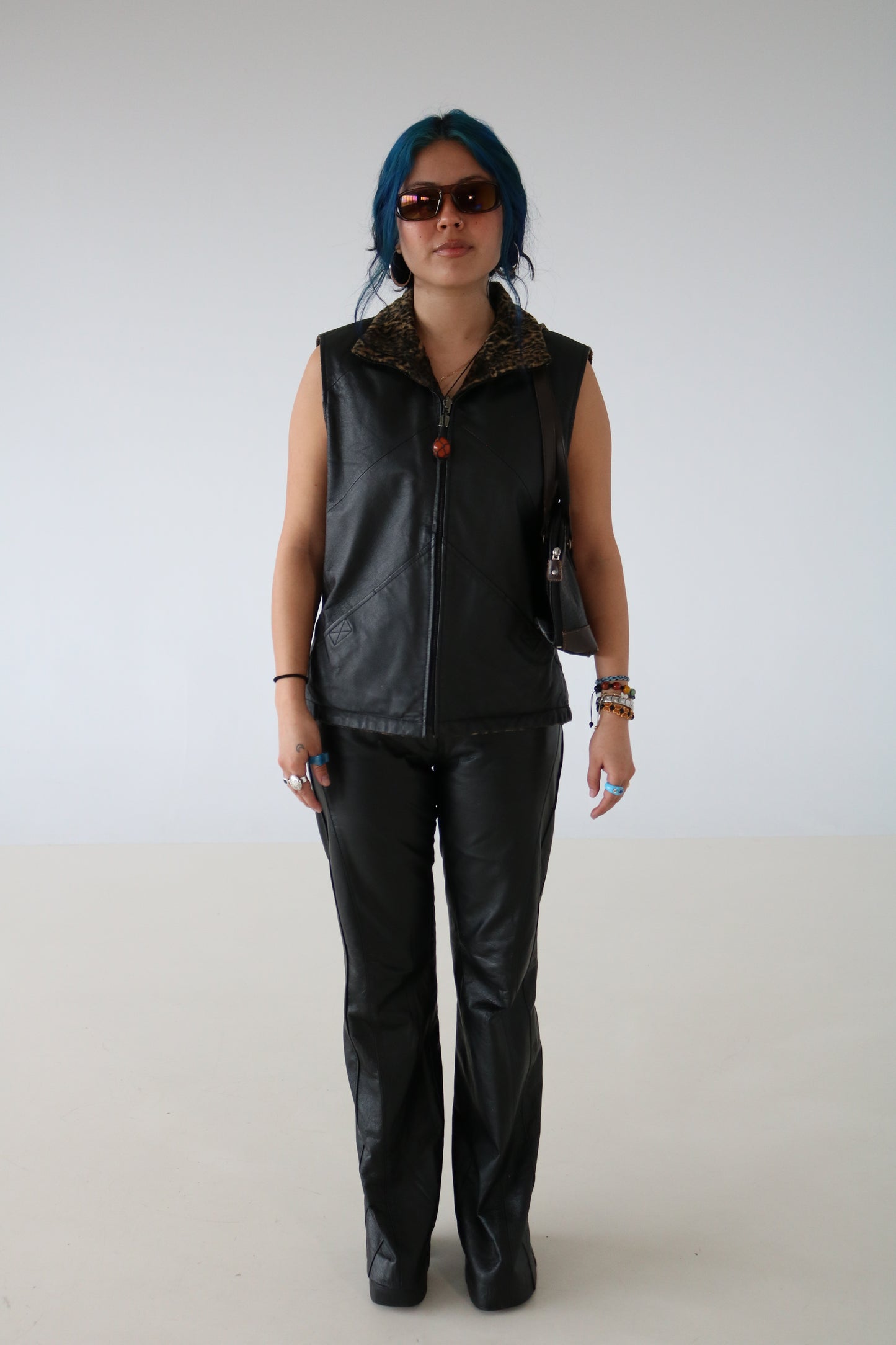 VESTE SANS MANCHES EN CUIR COLLET LÉOPARD