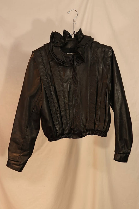 MANTEAU DE CUIR NOIR ET COLLET DE FLEUR