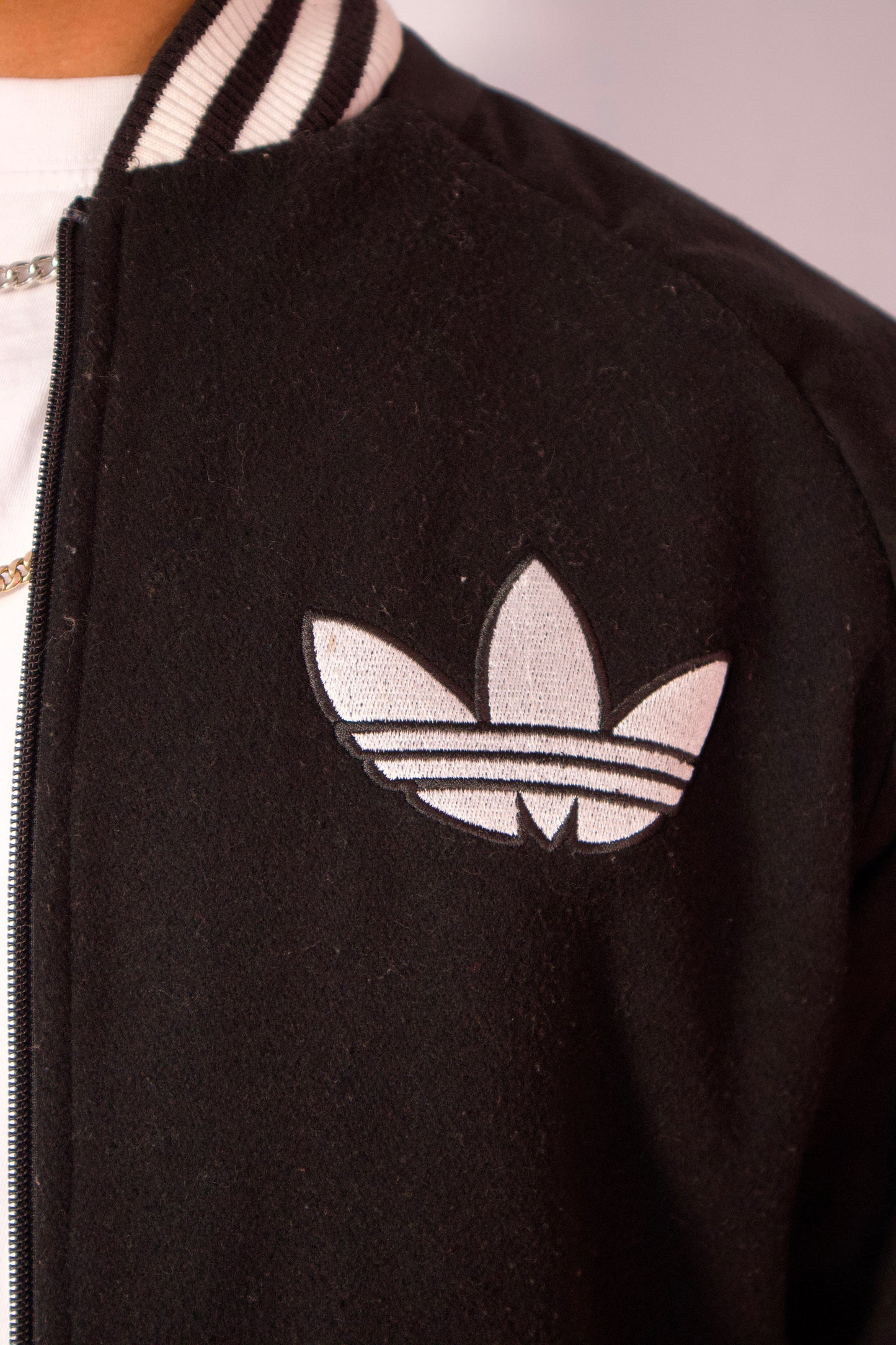 VESTE VARSITY NOIR ET BLANC