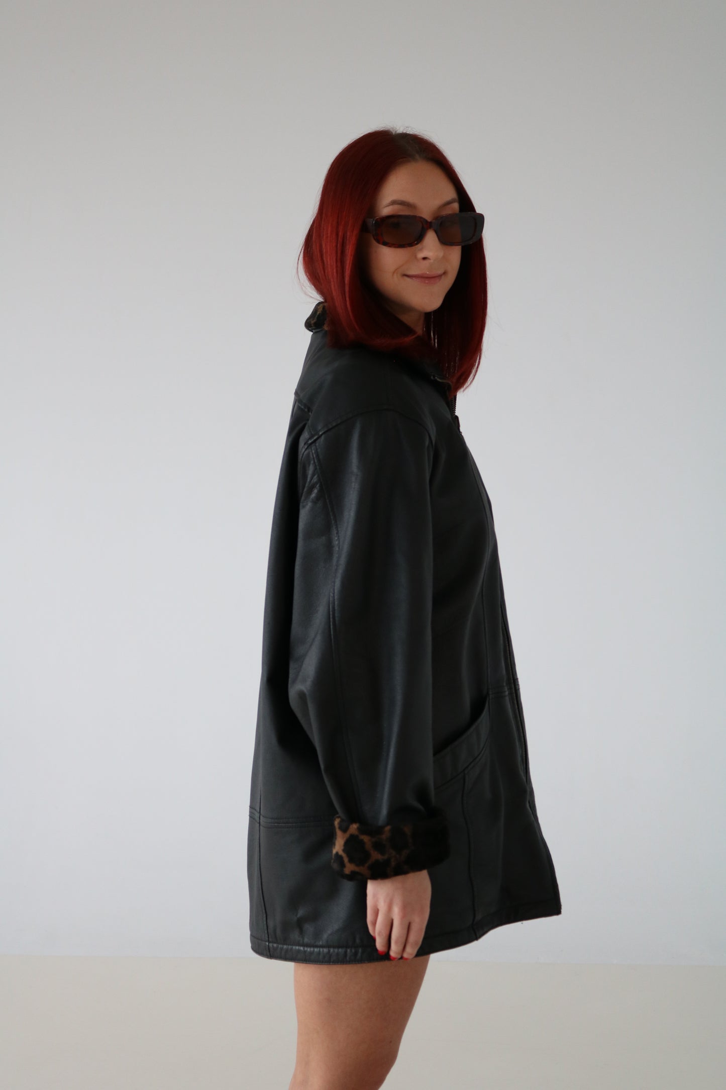 MANTEAU DE CUIR AVEC COLLET LÉOPARD