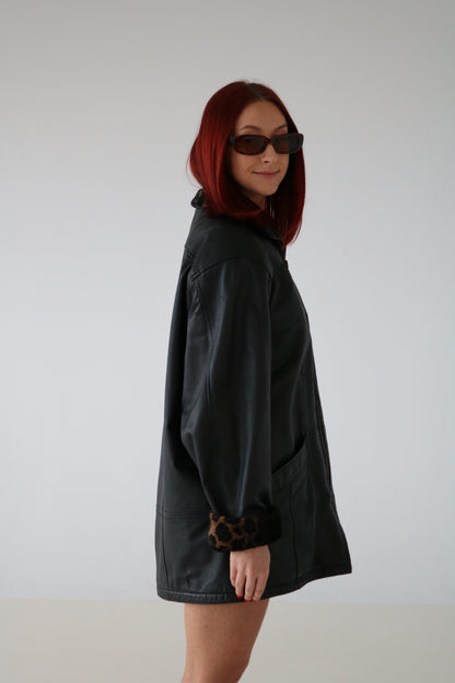 MANTEAU DE CUIR AVEC COLLET LÉOPARD