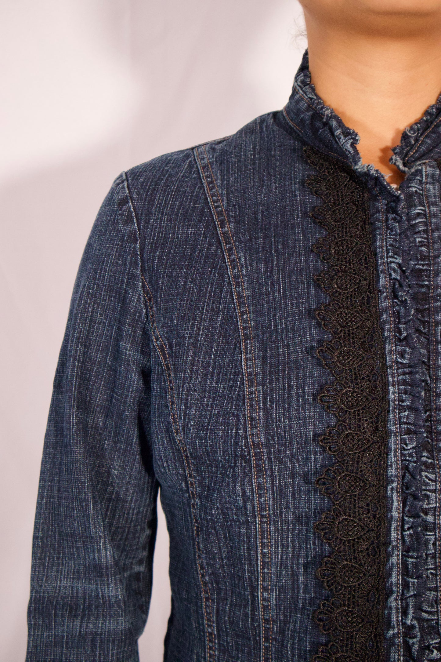 VESTE EN DENIM AVEC DÉTAILS EN DENTELLE