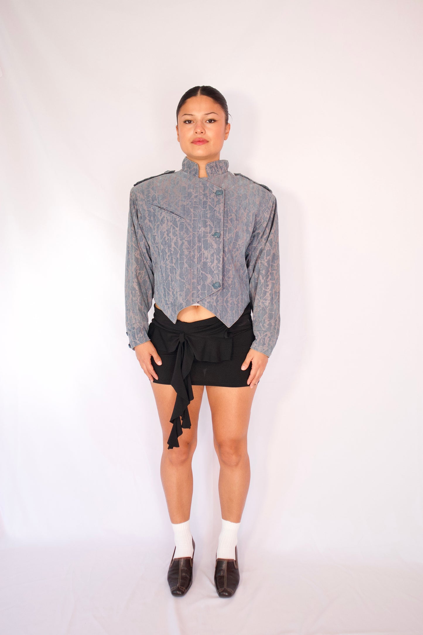 Blazer vintage bleu et violet porté en entier style rétro