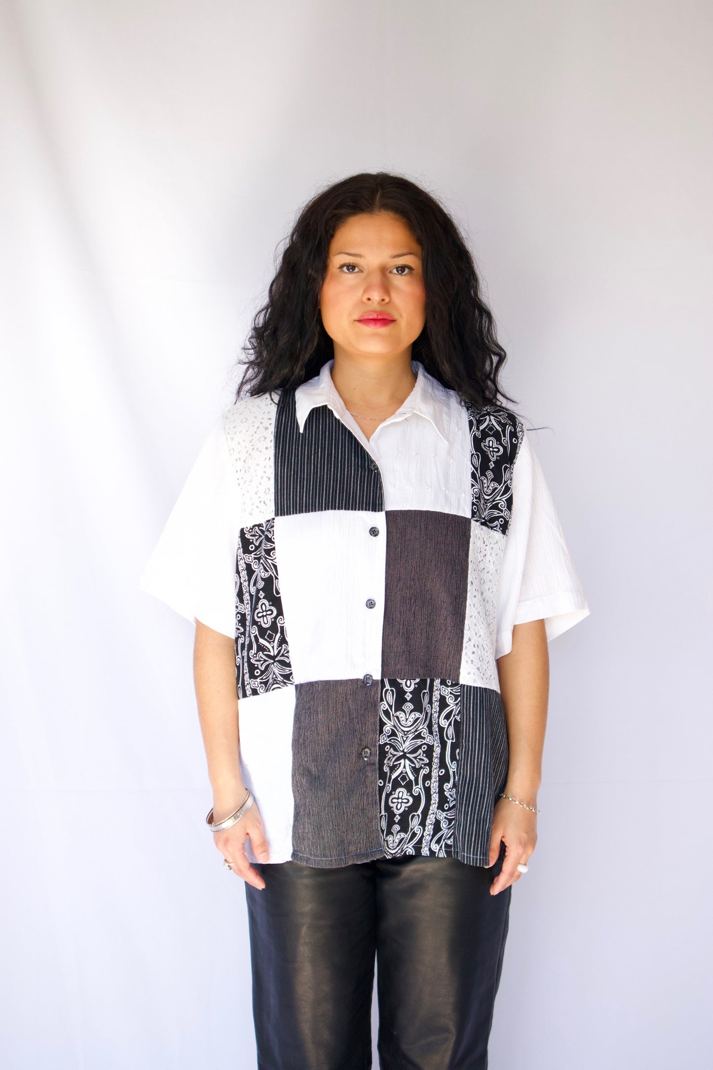 CHEMISE À MANCHES COURTES ET PATCHWORK BLANC ET NOIR