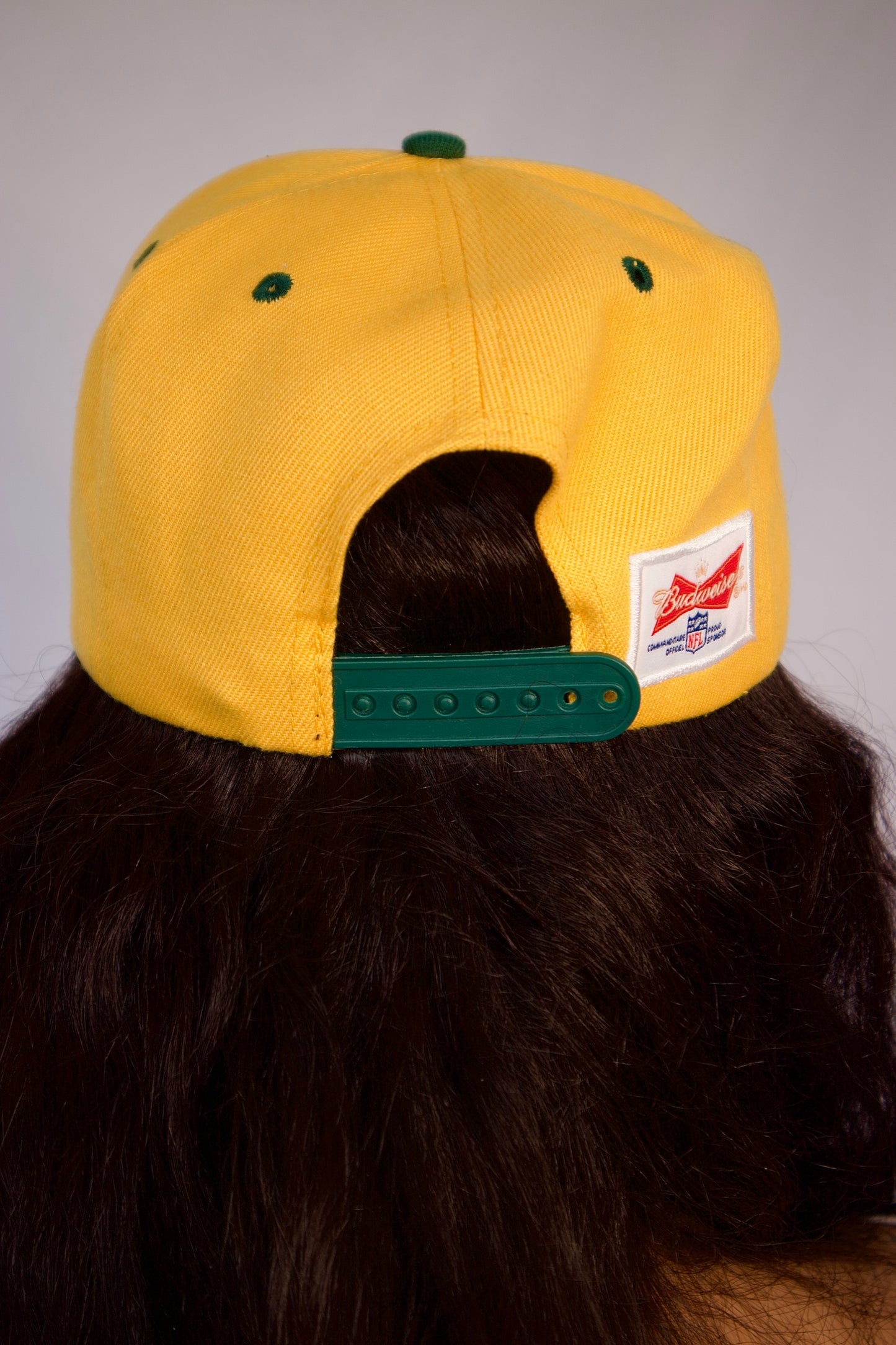 Casquette jaune avec fermeture snapback ajustable et étiquette arrière, style rétro
