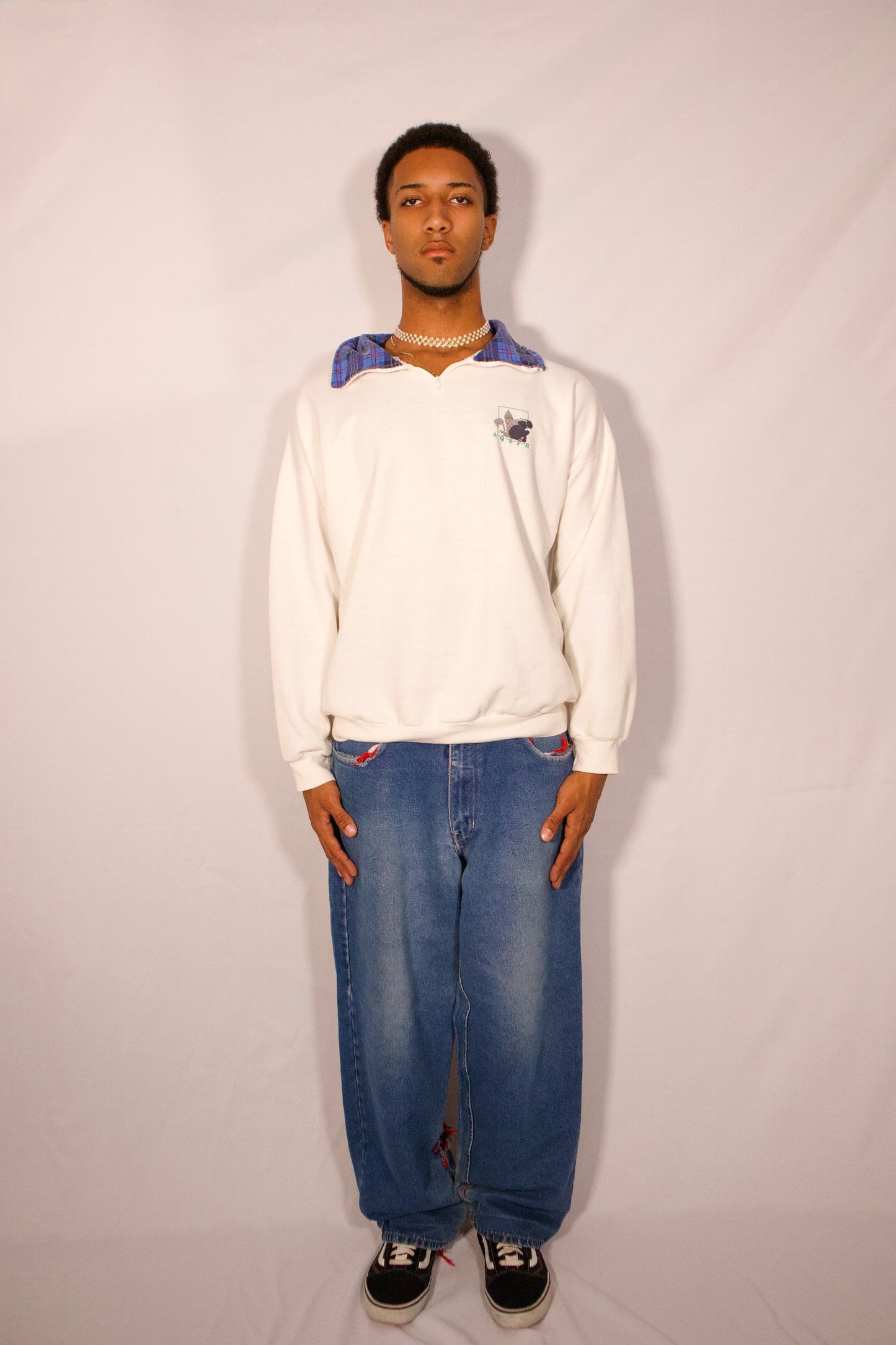 Chandail blanc Intro Spect porté avec jeans style casual